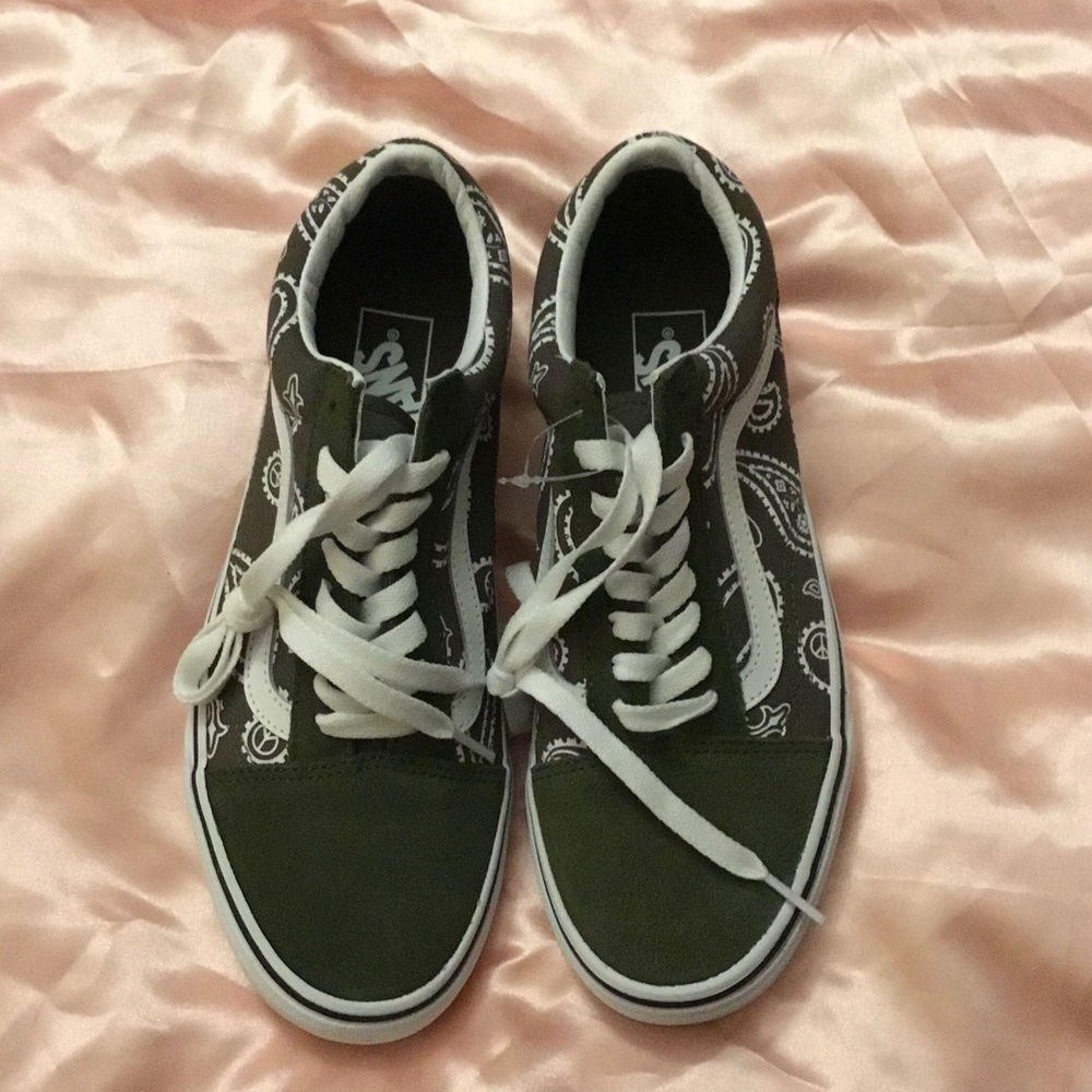 5/30% off - Olive green vans shoes with cool pattern